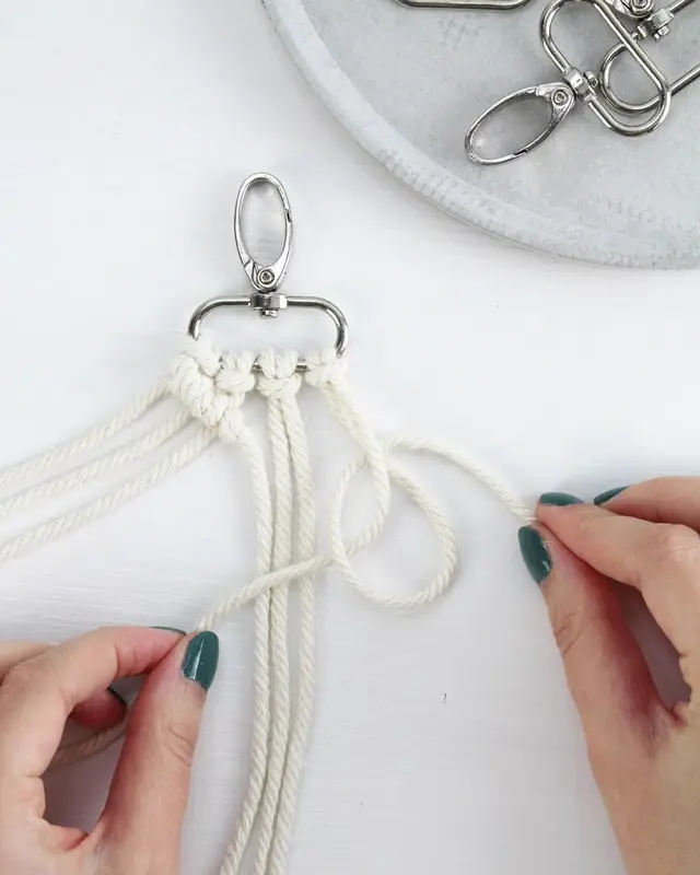 Makramee ist weiterhin im Trend und neben den klassischen Wandbehängen gibt es viele weitere Anwendungsmöglichkeiten. Im letzten Jahr habe ich mir sogar eine eigene Handtasche geknüpft. Vor ein paar Wochen bin ich nach Paris gereist und dafür brauchte ich eine kleine Umhängetasche, die ich gut vorne tragen kann. Parallel knüpfte ich an einem anderen Makrameeprojekt: einem Makramee-Übertopf mit dickerem Makrameegarn. Dabei kam mir die Idee, dass ein DIY Makramee Schultergurt aus diesem dicken Makrameegarn sicherlich toll aussähe. Also habe ich mich auf die Suche nach einer passenden Umhängetasche begeben, bei der ich den Schultergurt einfach abmachen kann, um später meinen eigenen Makramee Schultergurt daran zu befestigen. So kann man die Schultergurte beliebig wechseln. DIY Makramee Schultergurt knüpfen - 4 Anleitungen - diy makramee schultergurt handtasche knuepfen rippenknoten 4