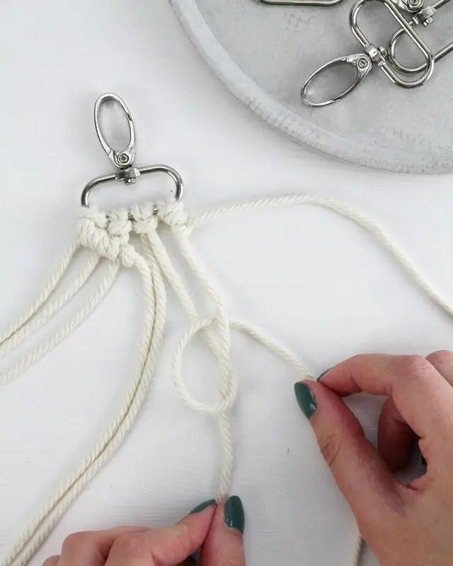 Makramee ist weiterhin im Trend und neben den klassischen Wandbehängen gibt es viele weitere Anwendungsmöglichkeiten. Im letzten Jahr habe ich mir sogar eine eigene Handtasche geknüpft. Vor ein paar Wochen bin ich nach Paris gereist und dafür brauchte ich eine kleine Umhängetasche, die ich gut vorne tragen kann. Parallel knüpfte ich an einem anderen Makrameeprojekt: einem Makramee-Übertopf mit dickerem Makrameegarn. Dabei kam mir die Idee, dass ein DIY Makramee Schultergurt aus diesem dicken Makrameegarn sicherlich toll aussähe. Also habe ich mich auf die Suche nach einer passenden Umhängetasche begeben, bei der ich den Schultergurt einfach abmachen kann, um später meinen eigenen Makramee Schultergurt daran zu befestigen. So kann man die Schultergurte beliebig wechseln. DIY Makramee Schultergurt knüpfen - 4 Anleitungen - diy makramee schultergurt handtasche knuepfen rippenknoten 7