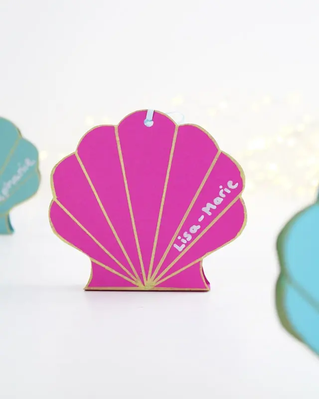 Hier kannst du dir meine selbst erstellten Bastelvorlagen als PDF-Datei runterladen. Du kannst die Downloaddateien zum Basteln oder zum Verschönern von Geschenken nutzen. Diese Bastelvorlagen sind alle kostenlos. Die passenden Anleitungen zu den Vorlagen findest du auf meinem DIY Blog. Diese sind in den PDF-Dateien oder im Text immer verlinkt, sodass du diese schnell findest. BASTELVORLAGEN - diy meerjungfrau party einladung basteln 1