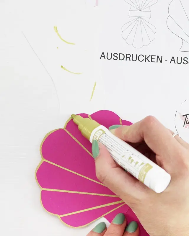 Ich war immer schon ein großer Arielle Fan und es ist definitiv mein Lieblingsfilm von Disney. Und da der Sommer bevorsteht, habe ich mir ein paar maritime DIYs überlegt. Meine DIY Meerjungfrau Partydeko kannst du super für Kindergeburtstage nutzen. Ich zeige dir aber auch ein paar schlichte maritime DIYs, die nicht direkt nach Kindergeburtstag aussehen. DIY Meerjungfrau Partydeko basteln - diy meerjungfrau party einladung basteln 10