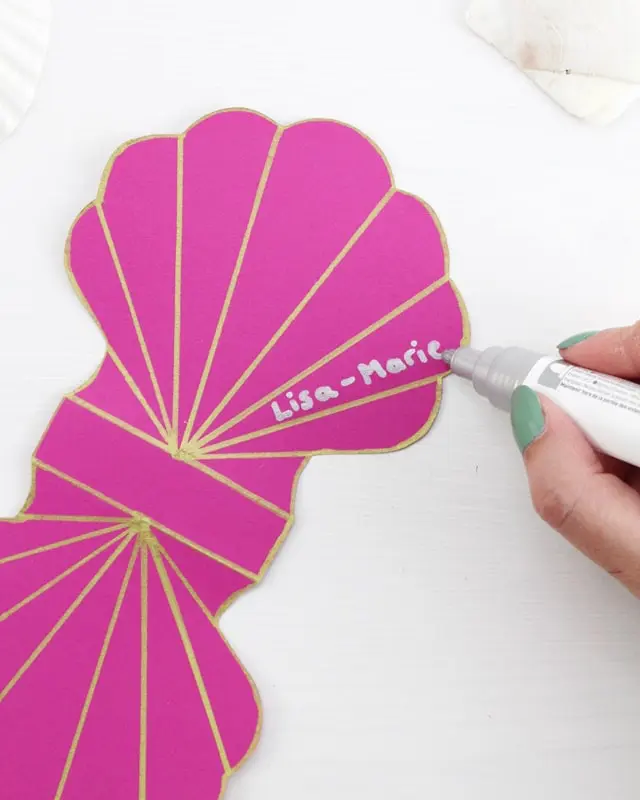 Ich war immer schon ein großer Arielle Fan und es ist definitiv mein Lieblingsfilm von Disney. Und da der Sommer bevorsteht, habe ich mir ein paar maritime DIYs überlegt. Meine DIY Meerjungfrau Partydeko kannst du super für Kindergeburtstage nutzen. Ich zeige dir aber auch ein paar schlichte maritime DIYs, die nicht direkt nach Kindergeburtstag aussehen. DIY Meerjungfrau Partydeko basteln - diy meerjungfrau party einladung basteln 11