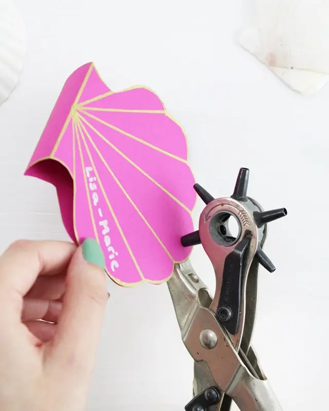 Ich war immer schon ein großer Arielle Fan und es ist definitiv mein Lieblingsfilm von Disney. Und da der Sommer bevorsteht, habe ich mir ein paar maritime DIYs überlegt. Meine DIY Meerjungfrau Partydeko kannst du super für Kindergeburtstage nutzen. Ich zeige dir aber auch ein paar schlichte maritime DIYs, die nicht direkt nach Kindergeburtstag aussehen. DIY Meerjungfrau Partydeko basteln - diy meerjungfrau party einladung basteln 12