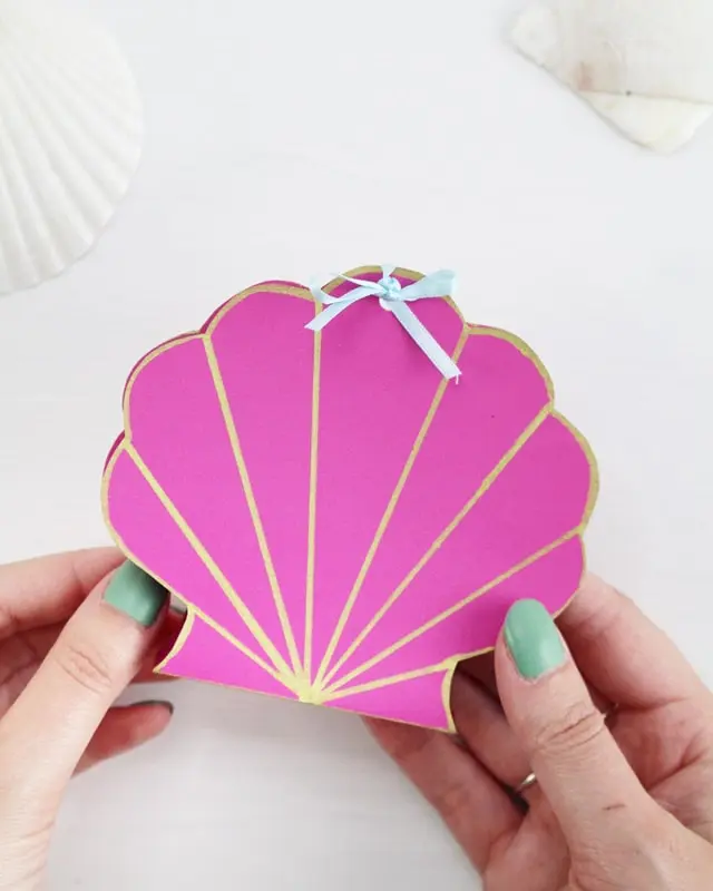 Ich war immer schon ein großer Arielle Fan und es ist definitiv mein Lieblingsfilm von Disney. Und da der Sommer bevorsteht, habe ich mir ein paar maritime DIYs überlegt. Meine DIY Meerjungfrau Partydeko kannst du super für Kindergeburtstage nutzen. Ich zeige dir aber auch ein paar schlichte maritime DIYs, die nicht direkt nach Kindergeburtstag aussehen. DIY Meerjungfrau Partydeko basteln - diy meerjungfrau party einladung basteln 13