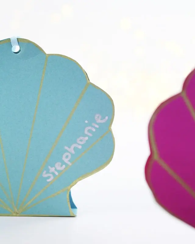 Ich war immer schon ein großer Arielle Fan und es ist definitiv mein Lieblingsfilm von Disney. Und da der Sommer bevorsteht, habe ich mir ein paar maritime DIYs überlegt. Meine DIY Meerjungfrau Partydeko kannst du super für Kindergeburtstage nutzen. Ich zeige dir aber auch ein paar schlichte maritime DIYs, die nicht direkt nach Kindergeburtstag aussehen. DIY Meerjungfrau Partydeko basteln - diy meerjungfrau party einladung basteln 2