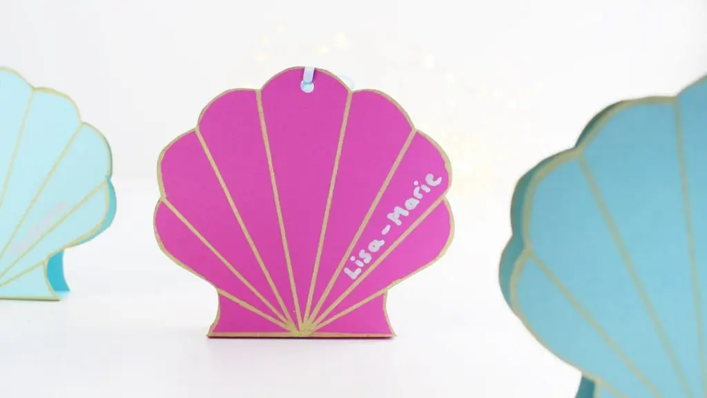 Ich war immer schon ein großer Arielle Fan und es ist definitiv mein Lieblingsfilm von Disney. Und da der Sommer bevorsteht, habe ich mir ein paar maritime DIYs überlegt. Meine DIY Meerjungfrau Partydeko kannst du super für Kindergeburtstage nutzen. Ich zeige dir aber auch ein paar schlichte maritime DIYs, die nicht direkt nach Kindergeburtstag aussehen. DIY Meerjungfrau Partydeko basteln - diy meerjungfrau party einladung basteln 3