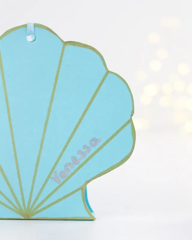 Ich war immer schon ein großer Arielle Fan und es ist definitiv mein Lieblingsfilm von Disney. Und da der Sommer bevorsteht, habe ich mir ein paar maritime DIYs überlegt. Meine DIY Meerjungfrau Partydeko kannst du super für Kindergeburtstage nutzen. Ich zeige dir aber auch ein paar schlichte maritime DIYs, die nicht direkt nach Kindergeburtstag aussehen. DIY Meerjungfrau Partydeko basteln - diy meerjungfrau party einladung basteln 4