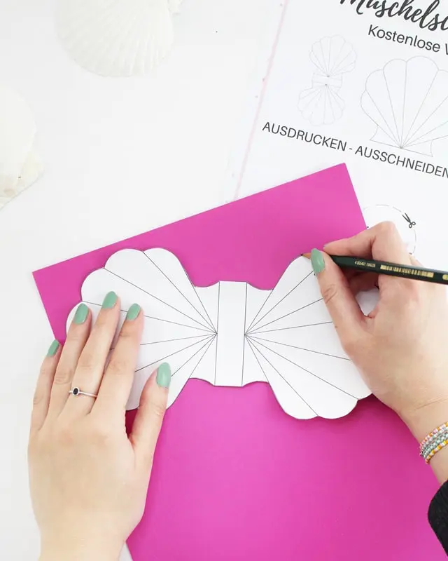 Ich war immer schon ein großer Arielle Fan und es ist definitiv mein Lieblingsfilm von Disney. Und da der Sommer bevorsteht, habe ich mir ein paar maritime DIYs überlegt. Meine DIY Meerjungfrau Partydeko kannst du super für Kindergeburtstage nutzen. Ich zeige dir aber auch ein paar schlichte maritime DIYs, die nicht direkt nach Kindergeburtstag aussehen. DIY Meerjungfrau Partydeko basteln - diy meerjungfrau party einladung basteln 5