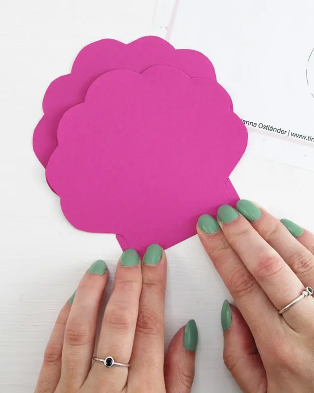 Ich war immer schon ein großer Arielle Fan und es ist definitiv mein Lieblingsfilm von Disney. Und da der Sommer bevorsteht, habe ich mir ein paar maritime DIYs überlegt. Meine DIY Meerjungfrau Partydeko kannst du super für Kindergeburtstage nutzen. Ich zeige dir aber auch ein paar schlichte maritime DIYs, die nicht direkt nach Kindergeburtstag aussehen. DIY Meerjungfrau Partydeko basteln - diy meerjungfrau party einladung basteln 7