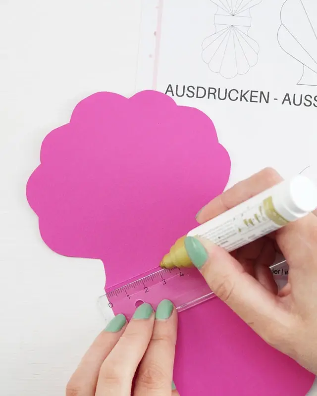 Ich war immer schon ein großer Arielle Fan und es ist definitiv mein Lieblingsfilm von Disney. Und da der Sommer bevorsteht, habe ich mir ein paar maritime DIYs überlegt. Meine DIY Meerjungfrau Partydeko kannst du super für Kindergeburtstage nutzen. Ich zeige dir aber auch ein paar schlichte maritime DIYs, die nicht direkt nach Kindergeburtstag aussehen. DIY Meerjungfrau Partydeko basteln - diy meerjungfrau party einladung basteln 8