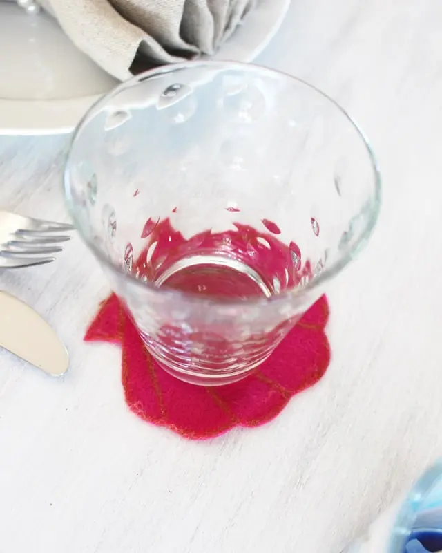 Ich war immer schon ein großer Arielle Fan und es ist definitiv mein Lieblingsfilm von Disney. Und da der Sommer bevorsteht, habe ich mir ein paar maritime DIYs überlegt. Meine DIY Meerjungfrau Partydeko kannst du super für Kindergeburtstage nutzen. Ich zeige dir aber auch ein paar schlichte maritime DIYs, die nicht direkt nach Kindergeburtstag aussehen. DIY Meerjungfrau Partydeko basteln - diy meerjungfrau party getraenkeuntersetzer basteln 1