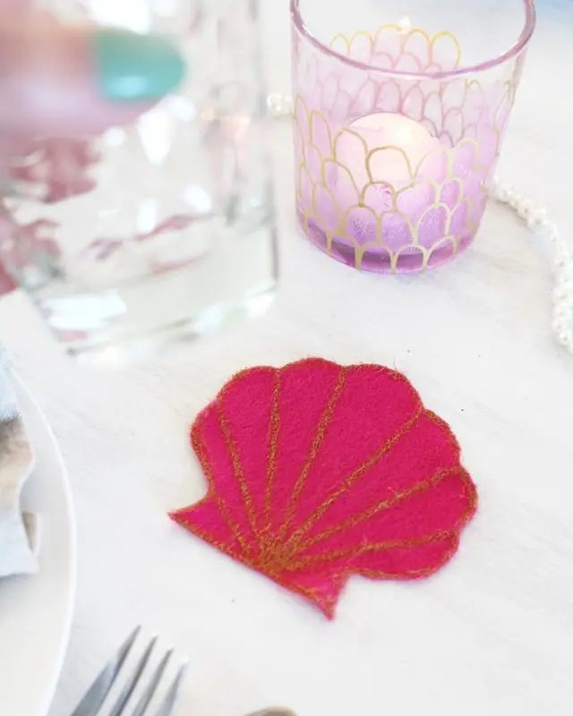 Ich war immer schon ein großer Arielle Fan und es ist definitiv mein Lieblingsfilm von Disney. Und da der Sommer bevorsteht, habe ich mir ein paar maritime DIYs überlegt. Meine DIY Meerjungfrau Partydeko kannst du super für Kindergeburtstage nutzen. Ich zeige dir aber auch ein paar schlichte maritime DIYs, die nicht direkt nach Kindergeburtstag aussehen. DIY Meerjungfrau Partydeko basteln - diy meerjungfrau party getraenkeuntersetzer basteln 2