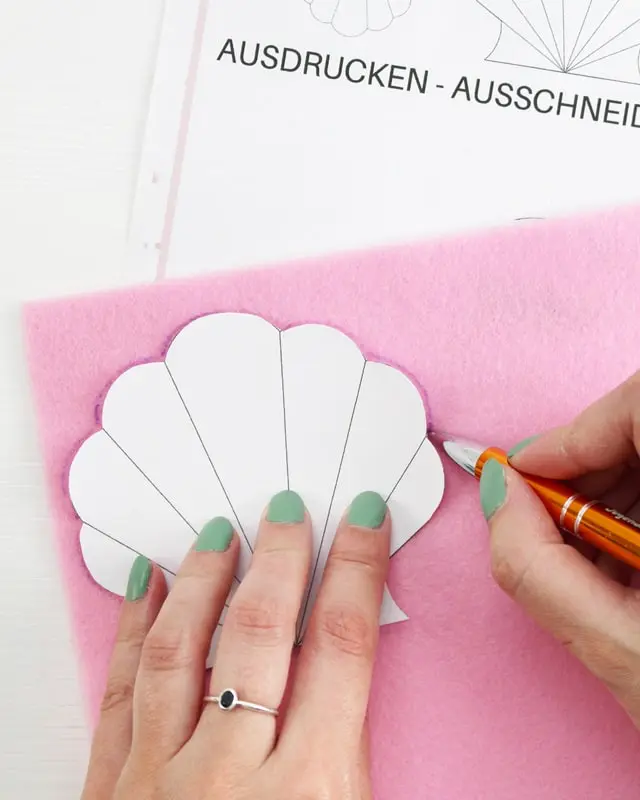 Ich war immer schon ein großer Arielle Fan und es ist definitiv mein Lieblingsfilm von Disney. Und da der Sommer bevorsteht, habe ich mir ein paar maritime DIYs überlegt. Meine DIY Meerjungfrau Partydeko kannst du super für Kindergeburtstage nutzen. Ich zeige dir aber auch ein paar schlichte maritime DIYs, die nicht direkt nach Kindergeburtstag aussehen. DIY Meerjungfrau Partydeko basteln - diy meerjungfrau party getraenkeuntersetzer basteln 3