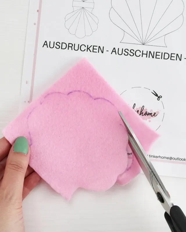 Ich war immer schon ein großer Arielle Fan und es ist definitiv mein Lieblingsfilm von Disney. Und da der Sommer bevorsteht, habe ich mir ein paar maritime DIYs überlegt. Meine DIY Meerjungfrau Partydeko kannst du super für Kindergeburtstage nutzen. Ich zeige dir aber auch ein paar schlichte maritime DIYs, die nicht direkt nach Kindergeburtstag aussehen. DIY Meerjungfrau Partydeko basteln - diy meerjungfrau party getraenkeuntersetzer basteln 4