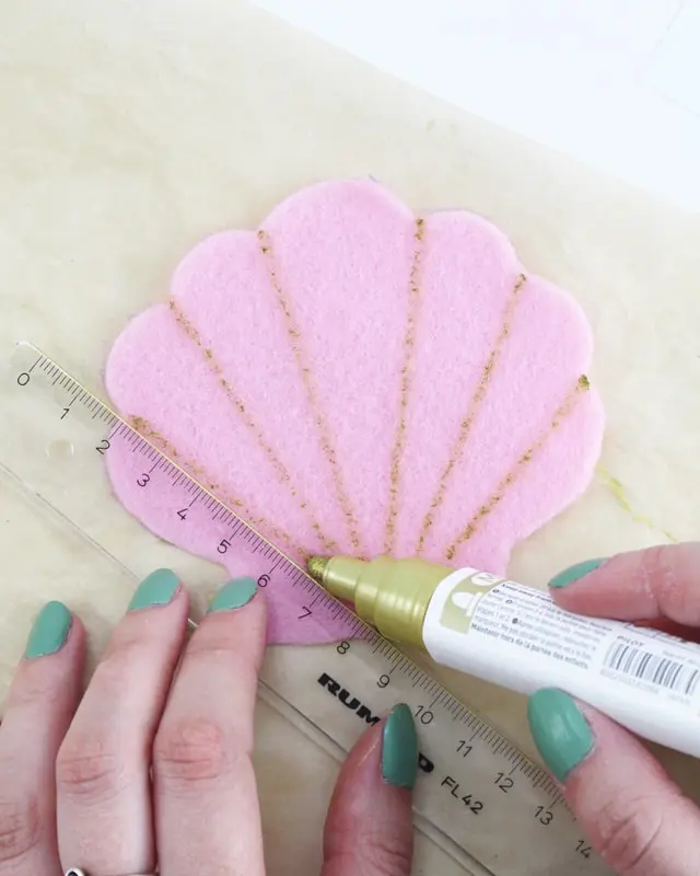 Ich war immer schon ein großer Arielle Fan und es ist definitiv mein Lieblingsfilm von Disney. Und da der Sommer bevorsteht, habe ich mir ein paar maritime DIYs überlegt. Meine DIY Meerjungfrau Partydeko kannst du super für Kindergeburtstage nutzen. Ich zeige dir aber auch ein paar schlichte maritime DIYs, die nicht direkt nach Kindergeburtstag aussehen. DIY Meerjungfrau Partydeko basteln - diy meerjungfrau party getraenkeuntersetzer basteln 6