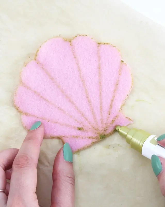 Ich war immer schon ein großer Arielle Fan und es ist definitiv mein Lieblingsfilm von Disney. Und da der Sommer bevorsteht, habe ich mir ein paar maritime DIYs überlegt. Meine DIY Meerjungfrau Partydeko kannst du super für Kindergeburtstage nutzen. Ich zeige dir aber auch ein paar schlichte maritime DIYs, die nicht direkt nach Kindergeburtstag aussehen. DIY Meerjungfrau Partydeko basteln - diy meerjungfrau party getraenkeuntersetzer basteln 7