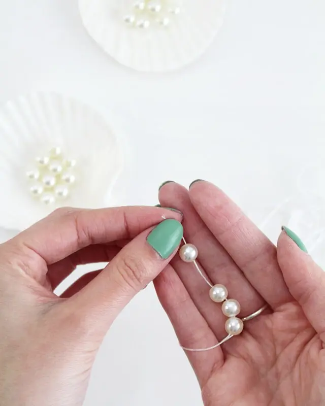 Ich war immer schon ein großer Arielle Fan und es ist definitiv mein Lieblingsfilm von Disney. Und da der Sommer bevorsteht, habe ich mir ein paar maritime DIYs überlegt. Meine DIY Meerjungfrau Partydeko kannst du super für Kindergeburtstage nutzen. Ich zeige dir aber auch ein paar schlichte maritime DIYs, die nicht direkt nach Kindergeburtstag aussehen. DIY Meerjungfrau Partydeko basteln - diy meerjungfrau party perlenarmbaender basteln 1