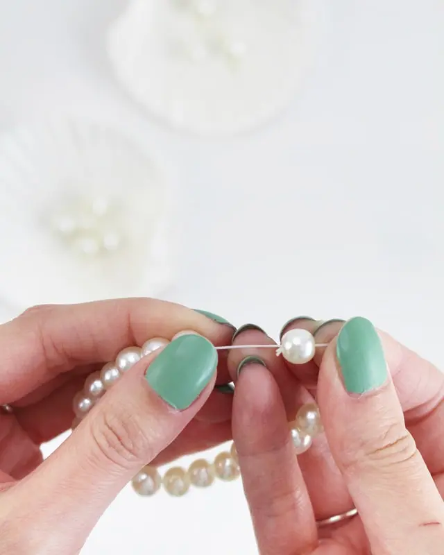 Ich war immer schon ein großer Arielle Fan und es ist definitiv mein Lieblingsfilm von Disney. Und da der Sommer bevorsteht, habe ich mir ein paar maritime DIYs überlegt. Meine DIY Meerjungfrau Partydeko kannst du super für Kindergeburtstage nutzen. Ich zeige dir aber auch ein paar schlichte maritime DIYs, die nicht direkt nach Kindergeburtstag aussehen. DIY Meerjungfrau Partydeko basteln - diy meerjungfrau party perlenarmbaender basteln 3