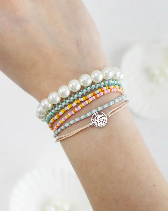 Ich war immer schon ein großer Arielle Fan und es ist definitiv mein Lieblingsfilm von Disney. Und da der Sommer bevorsteht, habe ich mir ein paar maritime DIYs überlegt. Meine DIY Meerjungfrau Partydeko kannst du super für Kindergeburtstage nutzen. Ich zeige dir aber auch ein paar schlichte maritime DIYs, die nicht direkt nach Kindergeburtstag aussehen. DIY Meerjungfrau Partydeko basteln - diy meerjungfrau party perlenarmbaender basteln 4