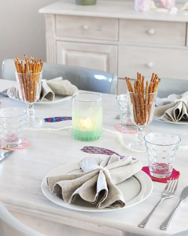 Ich war immer schon ein großer Arielle Fan und es ist definitiv mein Lieblingsfilm von Disney. Und da der Sommer bevorsteht, habe ich mir ein paar maritime DIYs überlegt. Meine DIY Meerjungfrau Partydeko kannst du super für Kindergeburtstage nutzen. Ich zeige dir aber auch ein paar schlichte maritime DIYs, die nicht direkt nach Kindergeburtstag aussehen. DIY Meerjungfrau Partydeko basteln - diy meerjungfrau partydeko basteln 3