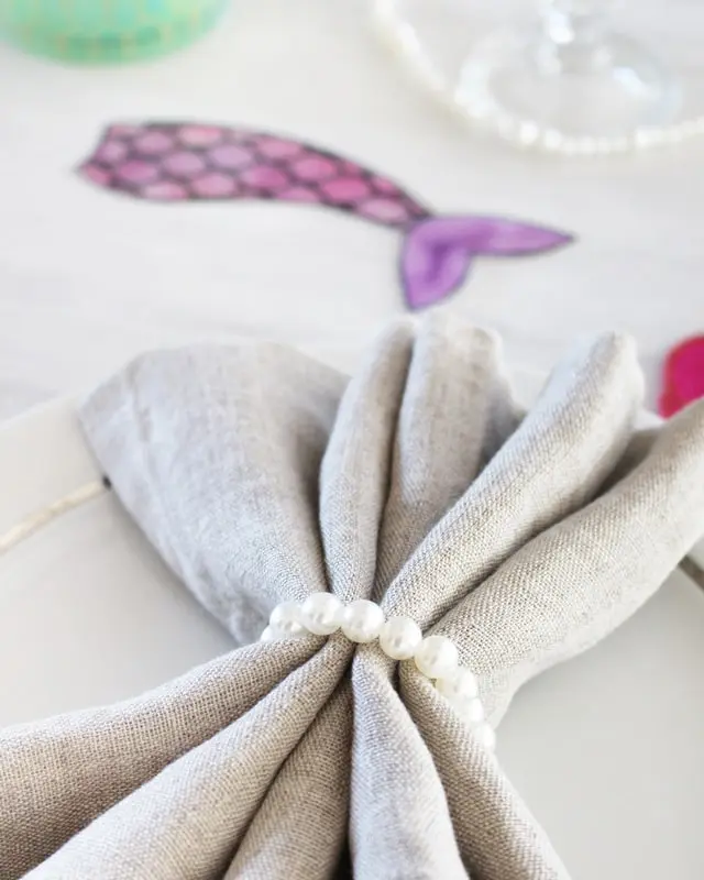 Ich war immer schon ein großer Arielle Fan und es ist definitiv mein Lieblingsfilm von Disney. Und da der Sommer bevorsteht, habe ich mir ein paar maritime DIYs überlegt. Meine DIY Meerjungfrau Partydeko kannst du super für Kindergeburtstage nutzen. Ich zeige dir aber auch ein paar schlichte maritime DIYs, die nicht direkt nach Kindergeburtstag aussehen. DIY Meerjungfrau Partydeko basteln - diy meerjungfrau partydeko basteln 4