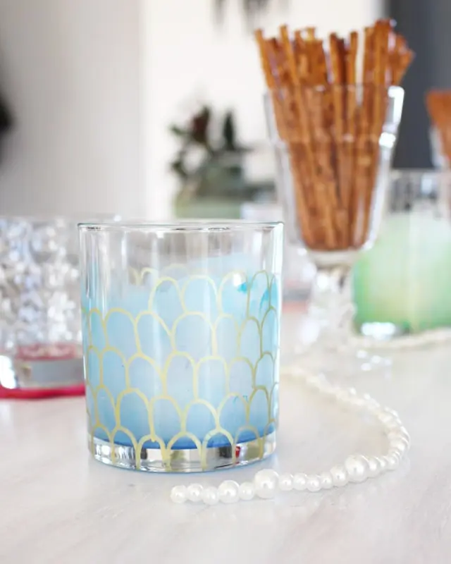 Ich war immer schon ein großer Arielle Fan und es ist definitiv mein Lieblingsfilm von Disney. Und da der Sommer bevorsteht, habe ich mir ein paar maritime DIYs überlegt. Meine DIY Meerjungfrau Partydeko kannst du super für Kindergeburtstage nutzen. Ich zeige dir aber auch ein paar schlichte maritime DIYs, die nicht direkt nach Kindergeburtstag aussehen. DIY Meerjungfrau Partydeko basteln - diy meerjungfrau partydeko schuppenwindlichter 1