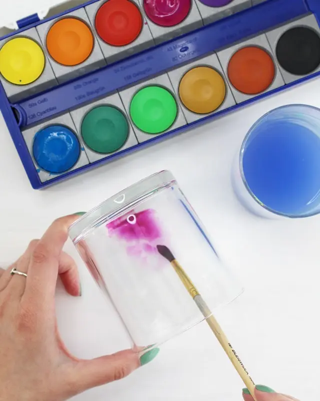 Ich war immer schon ein großer Arielle Fan und es ist definitiv mein Lieblingsfilm von Disney. Und da der Sommer bevorsteht, habe ich mir ein paar maritime DIYs überlegt. Meine DIY Meerjungfrau Partydeko kannst du super für Kindergeburtstage nutzen. Ich zeige dir aber auch ein paar schlichte maritime DIYs, die nicht direkt nach Kindergeburtstag aussehen. DIY Meerjungfrau Partydeko basteln - diy meerjungfrau partydeko schuppenwindlichter basteln 1