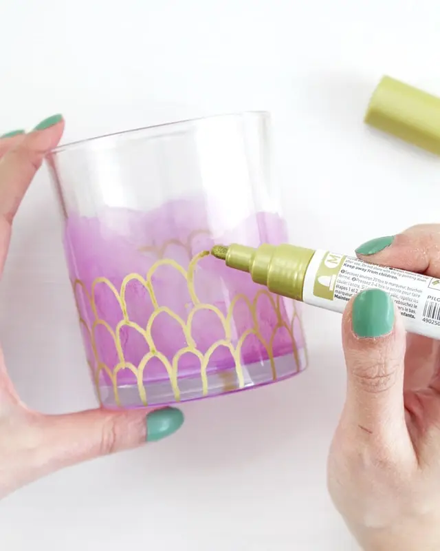 Ich war immer schon ein großer Arielle Fan und es ist definitiv mein Lieblingsfilm von Disney. Und da der Sommer bevorsteht, habe ich mir ein paar maritime DIYs überlegt. Meine DIY Meerjungfrau Partydeko kannst du super für Kindergeburtstage nutzen. Ich zeige dir aber auch ein paar schlichte maritime DIYs, die nicht direkt nach Kindergeburtstag aussehen. DIY Meerjungfrau Partydeko basteln - diy meerjungfrau partydeko schuppenwindlichter basteln 2