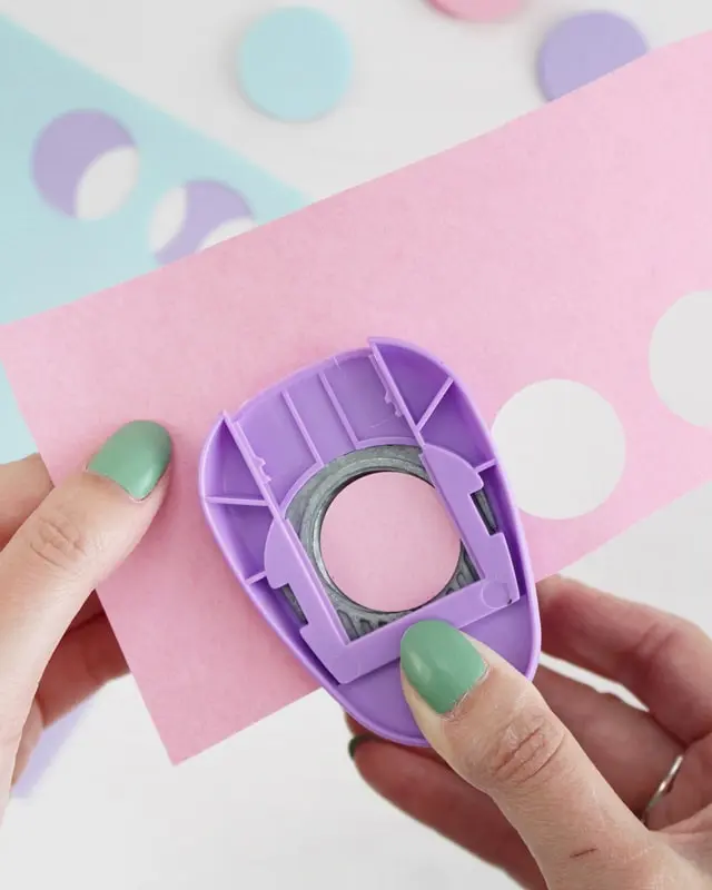 Ich war immer schon ein großer Arielle Fan und es ist definitiv mein Lieblingsfilm von Disney. Und da der Sommer bevorsteht, habe ich mir ein paar maritime DIYs überlegt. Meine DIY Meerjungfrau Partydeko kannst du super für Kindergeburtstage nutzen. Ich zeige dir aber auch ein paar schlichte maritime DIYs, die nicht direkt nach Kindergeburtstag aussehen. DIY Meerjungfrau Partydeko basteln - diy meerjungfrau partydeko schuppenwindlichter basteln 3