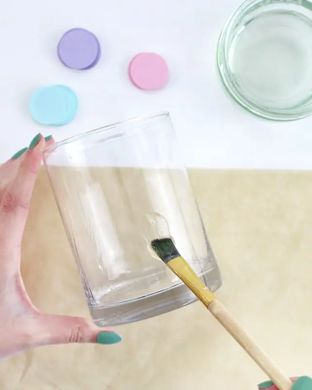 Ich war immer schon ein großer Arielle Fan und es ist definitiv mein Lieblingsfilm von Disney. Und da der Sommer bevorsteht, habe ich mir ein paar maritime DIYs überlegt. Meine DIY Meerjungfrau Partydeko kannst du super für Kindergeburtstage nutzen. Ich zeige dir aber auch ein paar schlichte maritime DIYs, die nicht direkt nach Kindergeburtstag aussehen. DIY Meerjungfrau Partydeko basteln - diy meerjungfrau partydeko schuppenwindlichter basteln 4