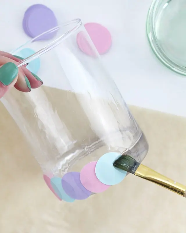 Ich war immer schon ein großer Arielle Fan und es ist definitiv mein Lieblingsfilm von Disney. Und da der Sommer bevorsteht, habe ich mir ein paar maritime DIYs überlegt. Meine DIY Meerjungfrau Partydeko kannst du super für Kindergeburtstage nutzen. Ich zeige dir aber auch ein paar schlichte maritime DIYs, die nicht direkt nach Kindergeburtstag aussehen. DIY Meerjungfrau Partydeko basteln - diy meerjungfrau partydeko schuppenwindlichter basteln 5