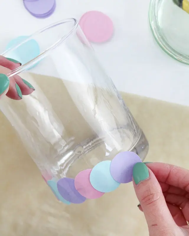 Ich war immer schon ein großer Arielle Fan und es ist definitiv mein Lieblingsfilm von Disney. Und da der Sommer bevorsteht, habe ich mir ein paar maritime DIYs überlegt. Meine DIY Meerjungfrau Partydeko kannst du super für Kindergeburtstage nutzen. Ich zeige dir aber auch ein paar schlichte maritime DIYs, die nicht direkt nach Kindergeburtstag aussehen. DIY Meerjungfrau Partydeko basteln - diy meerjungfrau partydeko schuppenwindlichter basteln 6