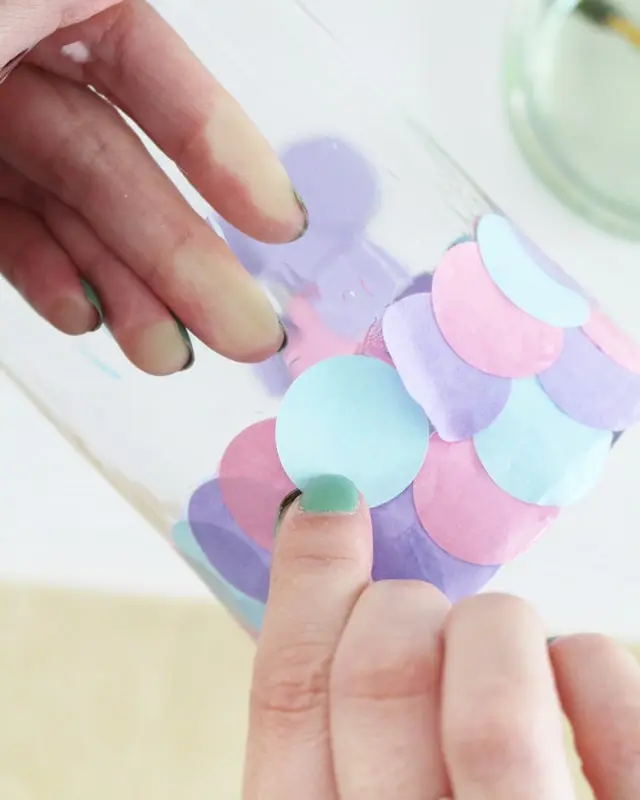 Ich war immer schon ein großer Arielle Fan und es ist definitiv mein Lieblingsfilm von Disney. Und da der Sommer bevorsteht, habe ich mir ein paar maritime DIYs überlegt. Meine DIY Meerjungfrau Partydeko kannst du super für Kindergeburtstage nutzen. Ich zeige dir aber auch ein paar schlichte maritime DIYs, die nicht direkt nach Kindergeburtstag aussehen. DIY Meerjungfrau Partydeko basteln - diy meerjungfrau partydeko schuppenwindlichter basteln 7