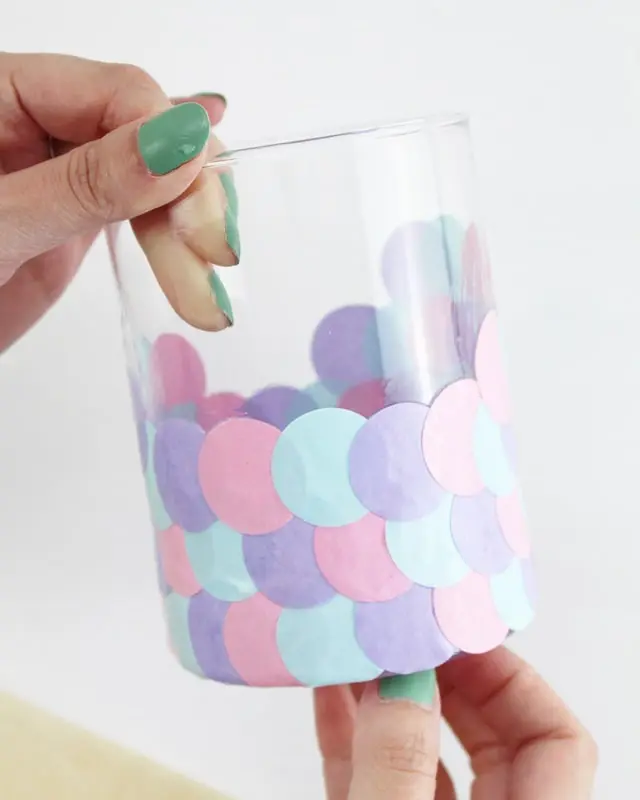 Ich war immer schon ein großer Arielle Fan und es ist definitiv mein Lieblingsfilm von Disney. Und da der Sommer bevorsteht, habe ich mir ein paar maritime DIYs überlegt. Meine DIY Meerjungfrau Partydeko kannst du super für Kindergeburtstage nutzen. Ich zeige dir aber auch ein paar schlichte maritime DIYs, die nicht direkt nach Kindergeburtstag aussehen. DIY Meerjungfrau Partydeko basteln - diy meerjungfrau partydeko schuppenwindlichter basteln 9