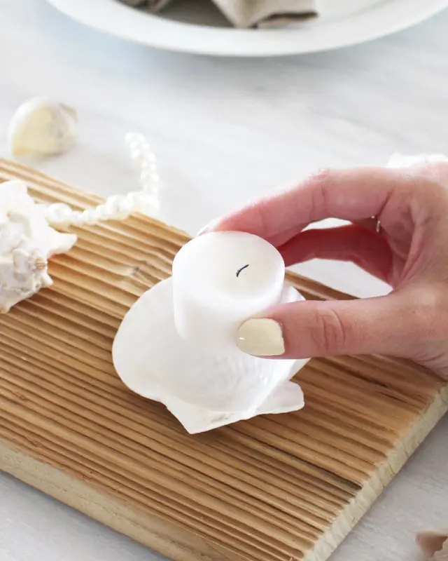 Eine maritime Tischdeko ist perfekt, um eine frische und gemütliche Atmosphäre zu schaffen, die für Urlaubsfeeling sorgt. Ob für eine sommerliche Gartenparty, eine Hochzeit am Strand oder ein entspanntes Abendessen im maritimen Stil - mit meinen kreativen Ideen und Elementen kannst du deinen Tisch in einen maritimen Hingucker verwandeln. Ich zeige dir, wie du mit leicht umsetzbaren DIYs eine schlichte maritime Tischdeko basteln kannst. Maritime Tischdeko basteln - diy muschelkerze 1