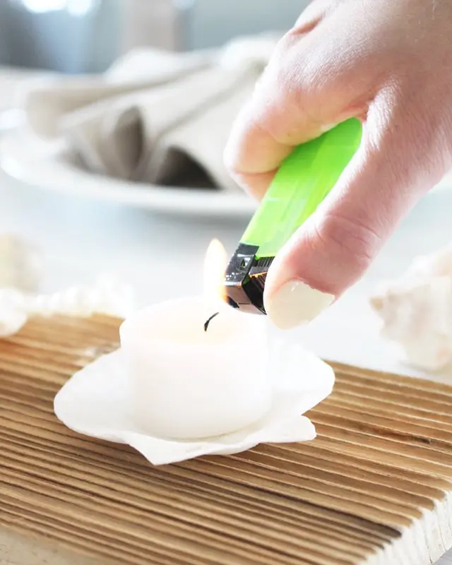 Eine maritime Tischdeko ist perfekt, um eine frische und gemütliche Atmosphäre zu schaffen, die für Urlaubsfeeling sorgt. Ob für eine sommerliche Gartenparty, eine Hochzeit am Strand oder ein entspanntes Abendessen im maritimen Stil - mit meinen kreativen Ideen und Elementen kannst du deinen Tisch in einen maritimen Hingucker verwandeln. Ich zeige dir, wie du mit leicht umsetzbaren DIYs eine schlichte maritime Tischdeko basteln kannst. Maritime Tischdeko basteln - diy muschelkerze 2