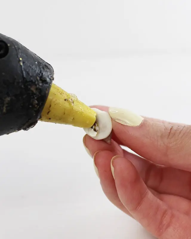 Eine maritime Tischdeko ist perfekt, um eine frische und gemütliche Atmosphäre zu schaffen, die für Urlaubsfeeling sorgt. Ob für eine sommerliche Gartenparty, eine Hochzeit am Strand oder ein entspanntes Abendessen im maritimen Stil - mit meinen kreativen Ideen und Elementen kannst du deinen Tisch in einen maritimen Hingucker verwandeln. Ich zeige dir, wie du mit leicht umsetzbaren DIYs eine schlichte maritime Tischdeko basteln kannst. Maritime Tischdeko basteln - diy windlicht mit muscheln 1