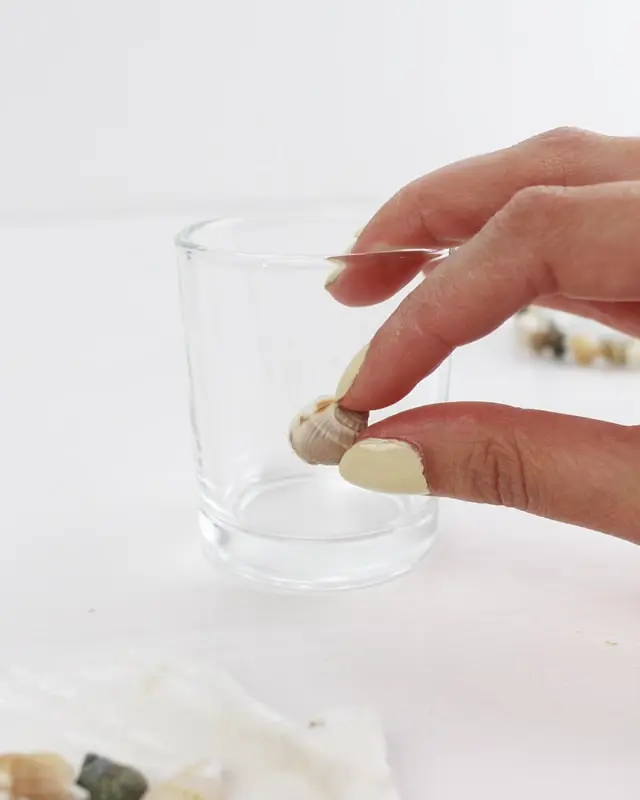 Eine maritime Tischdeko ist perfekt, um eine frische und gemütliche Atmosphäre zu schaffen, die für Urlaubsfeeling sorgt. Ob für eine sommerliche Gartenparty, eine Hochzeit am Strand oder ein entspanntes Abendessen im maritimen Stil - mit meinen kreativen Ideen und Elementen kannst du deinen Tisch in einen maritimen Hingucker verwandeln. Ich zeige dir, wie du mit leicht umsetzbaren DIYs eine schlichte maritime Tischdeko basteln kannst. Maritime Tischdeko basteln - diy windlicht mit muscheln 2