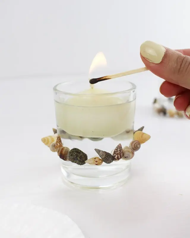 Eine maritime Tischdeko ist perfekt, um eine frische und gemütliche Atmosphäre zu schaffen, die für Urlaubsfeeling sorgt. Ob für eine sommerliche Gartenparty, eine Hochzeit am Strand oder ein entspanntes Abendessen im maritimen Stil - mit meinen kreativen Ideen und Elementen kannst du deinen Tisch in einen maritimen Hingucker verwandeln. Ich zeige dir, wie du mit leicht umsetzbaren DIYs eine schlichte maritime Tischdeko basteln kannst. Maritime Tischdeko basteln - diy windlicht mit muscheln 3