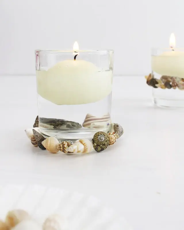 Eine maritime Tischdeko ist perfekt, um eine frische und gemütliche Atmosphäre zu schaffen, die für Urlaubsfeeling sorgt. Ob für eine sommerliche Gartenparty, eine Hochzeit am Strand oder ein entspanntes Abendessen im maritimen Stil - mit meinen kreativen Ideen und Elementen kannst du deinen Tisch in einen maritimen Hingucker verwandeln. Ich zeige dir, wie du mit leicht umsetzbaren DIYs eine schlichte maritime Tischdeko basteln kannst. Maritime Tischdeko basteln - diy windlicht mit muscheln 4