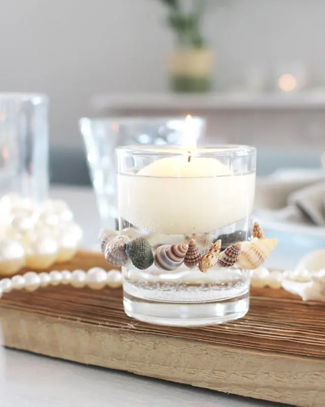 Eine maritime Tischdeko ist perfekt, um eine frische und gemütliche Atmosphäre zu schaffen, die für Urlaubsfeeling sorgt. Ob für eine sommerliche Gartenparty, eine Hochzeit am Strand oder ein entspanntes Abendessen im maritimen Stil - mit meinen kreativen Ideen und Elementen kannst du deinen Tisch in einen maritimen Hingucker verwandeln. Ich zeige dir, wie du mit leicht umsetzbaren DIYs eine schlichte maritime Tischdeko basteln kannst. Maritime Tischdeko basteln - diy windlicht mit muscheln 5