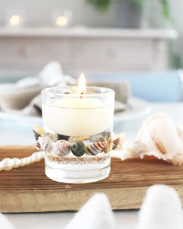 Auf Instagram werde ich von vielen als Windlicht-Queen bezeichnet und da ist es wohl langsam wirklich Zeit für einen Sammelbeitrag zum Thema DIY Windlichter zum Selbermachen. Um zu den Anleitungen zu gelangen, klicke einfach auf das Bild. Du wirst dann zu meinen Anleitungen auf dem Blog, YouTube und Instagram weitergeleitet. Zu manchen Windlichtern gibt es keine ausführliche Anleitung und deswegen steht unter den Bildern eine kurze Anleitung. Da ich aber auch einiges an Videocontent erstelle, gibt es zu manchen DIY Windlichtern sogar eine Videoanleitung, die ich im Blogbeitrag einbinden werde. So und jetzt wünsche ich dir viel Spaß beim Durchstöbern meiner Windlichtideen! DIY maritime Tischdeko basteln - Windlicht mit Muscheln | Tinkerhome - Einfache DIYs für dein Zuhause