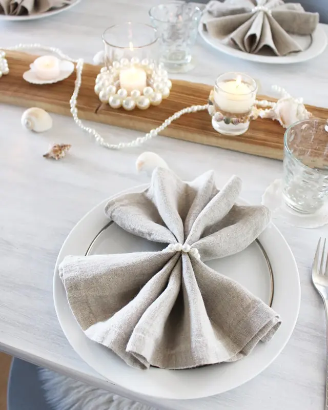 Eine maritime Tischdeko ist perfekt, um eine frische und gemütliche Atmosphäre zu schaffen, die für Urlaubsfeeling sorgt. Ob für eine sommerliche Gartenparty, eine Hochzeit am Strand oder ein entspanntes Abendessen im maritimen Stil - mit meinen kreativen Ideen und Elementen kannst du deinen Tisch in einen maritimen Hingucker verwandeln. Ich zeige dir, wie du mit leicht umsetzbaren DIYs eine schlichte maritime Tischdeko basteln kannst. Maritime Tischdeko basteln - maritime diy tischdeko 2