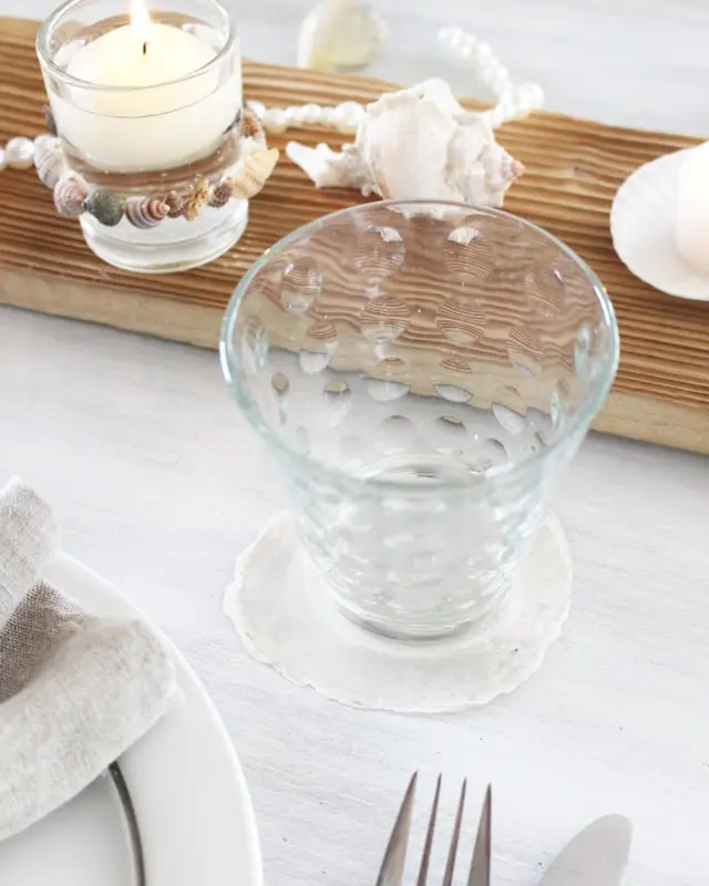 Eine maritime Tischdeko ist perfekt, um eine frische und gemütliche Atmosphäre zu schaffen, die für Urlaubsfeeling sorgt. Ob für eine sommerliche Gartenparty, eine Hochzeit am Strand oder ein entspanntes Abendessen im maritimen Stil - mit meinen kreativen Ideen und Elementen kannst du deinen Tisch in einen maritimen Hingucker verwandeln. Ich zeige dir, wie du mit leicht umsetzbaren DIYs eine schlichte maritime Tischdeko basteln kannst. Maritime Tischdeko basteln - maritime diy tischdeko 3