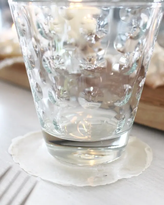 Eine maritime Tischdeko ist perfekt, um eine frische und gemütliche Atmosphäre zu schaffen, die für Urlaubsfeeling sorgt. Ob für eine sommerliche Gartenparty, eine Hochzeit am Strand oder ein entspanntes Abendessen im maritimen Stil - mit meinen kreativen Ideen und Elementen kannst du deinen Tisch in einen maritimen Hingucker verwandeln. Ich zeige dir, wie du mit leicht umsetzbaren DIYs eine schlichte maritime Tischdeko basteln kannst. Maritime Tischdeko basteln - maritime diy tischdeko 4