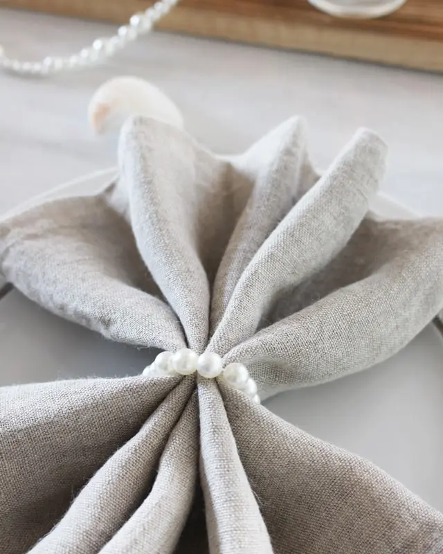 Eine maritime Tischdeko ist perfekt, um eine frische und gemütliche Atmosphäre zu schaffen, die für Urlaubsfeeling sorgt. Ob für eine sommerliche Gartenparty, eine Hochzeit am Strand oder ein entspanntes Abendessen im maritimen Stil - mit meinen kreativen Ideen und Elementen kannst du deinen Tisch in einen maritimen Hingucker verwandeln. Ich zeige dir, wie du mit leicht umsetzbaren DIYs eine schlichte maritime Tischdeko basteln kannst. Maritime Tischdeko basteln - maritime diy tischdeko 6