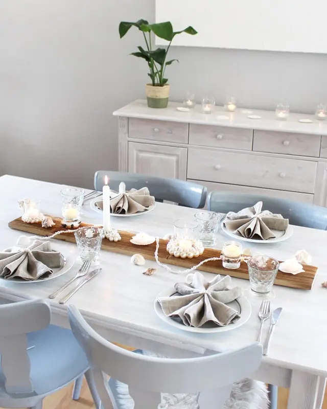 Eine maritime Tischdeko ist perfekt, um eine frische und gemütliche Atmosphäre zu schaffen, die für Urlaubsfeeling sorgt. Ob für eine sommerliche Gartenparty, eine Hochzeit am Strand oder ein entspanntes Abendessen im maritimen Stil - mit meinen kreativen Ideen und Elementen kannst du deinen Tisch in einen maritimen Hingucker verwandeln. Ich zeige dir, wie du mit leicht umsetzbaren DIYs eine schlichte maritime Tischdeko basteln kannst. Maritime Tischdeko basteln - maritime diy tischdeko 7