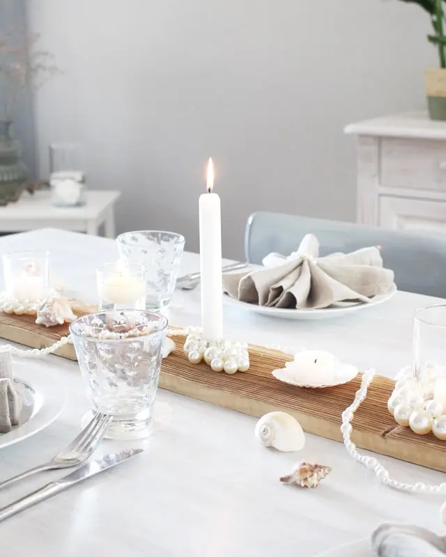 Eine maritime Tischdeko ist perfekt, um eine frische und gemütliche Atmosphäre zu schaffen, die für Urlaubsfeeling sorgt. Ob für eine sommerliche Gartenparty, eine Hochzeit am Strand oder ein entspanntes Abendessen im maritimen Stil - mit meinen kreativen Ideen und Elementen kannst du deinen Tisch in einen maritimen Hingucker verwandeln. Ich zeige dir, wie du mit leicht umsetzbaren DIYs eine schlichte maritime Tischdeko basteln kannst. DIY maritime Tischdeko basteln | Tinkerhome - Einfache DIYs für dein Zuhause