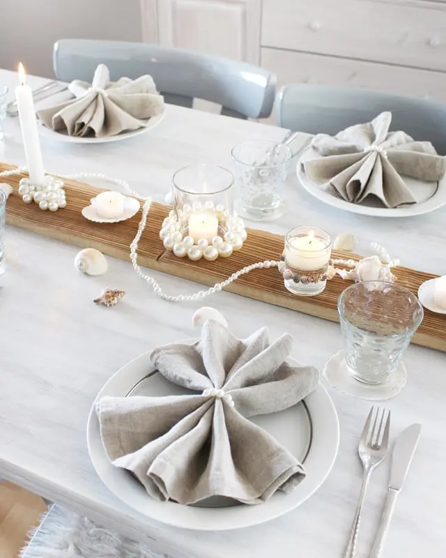 Eine maritime Tischdeko ist perfekt, um eine frische und gemütliche Atmosphäre zu schaffen, die für Urlaubsfeeling sorgt. Ob für eine sommerliche Gartenparty, eine Hochzeit am Strand oder ein entspanntes Abendessen im maritimen Stil - mit meinen kreativen Ideen und Elementen kannst du deinen Tisch in einen maritimen Hingucker verwandeln. Ich zeige dir, wie du mit leicht umsetzbaren DIYs eine schlichte maritime Tischdeko basteln kannst. Maritime Tischdeko basteln - maritime diy tischdeko 9