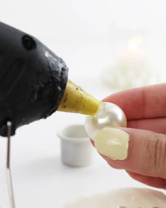 Eine maritime Tischdeko ist perfekt, um eine frische und gemütliche Atmosphäre zu schaffen, die für Urlaubsfeeling sorgt. Ob für eine sommerliche Gartenparty, eine Hochzeit am Strand oder ein entspanntes Abendessen im maritimen Stil - mit meinen kreativen Ideen und Elementen kannst du deinen Tisch in einen maritimen Hingucker verwandeln. Ich zeige dir, wie du mit leicht umsetzbaren DIYs eine schlichte maritime Tischdeko basteln kannst. Maritime Tischdeko basteln - maritimer diy kerzenhalter 1