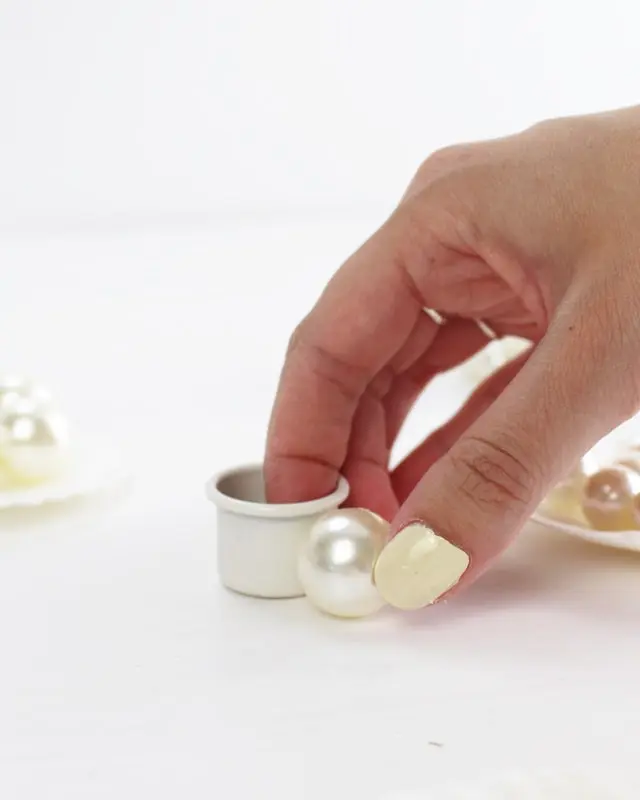 Eine maritime Tischdeko ist perfekt, um eine frische und gemütliche Atmosphäre zu schaffen, die für Urlaubsfeeling sorgt. Ob für eine sommerliche Gartenparty, eine Hochzeit am Strand oder ein entspanntes Abendessen im maritimen Stil - mit meinen kreativen Ideen und Elementen kannst du deinen Tisch in einen maritimen Hingucker verwandeln. Ich zeige dir, wie du mit leicht umsetzbaren DIYs eine schlichte maritime Tischdeko basteln kannst. Maritime Tischdeko basteln - maritimer diy kerzenhalter 2